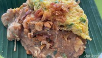 Seporsi gado-gado di sini harganya Rp 20 ribu. Pembeli bisa pilih mau pakai telur mata sapi atau telur dadar. Tingkat kepedasannya juga bisa dipesan.