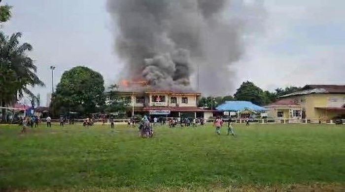 Kantor Kecamatan Kota Medan Area di Jalan Rahmadsyah, Kota Medan terbakar siang ini. (dok. Istimewa/Tangkapan Layar)