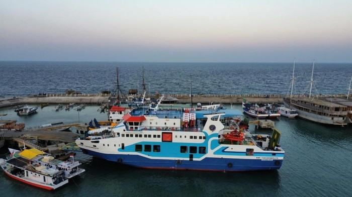 Kapal feri saat sandar di Pelabuhan Bira, Kabupaten Bulukumba.