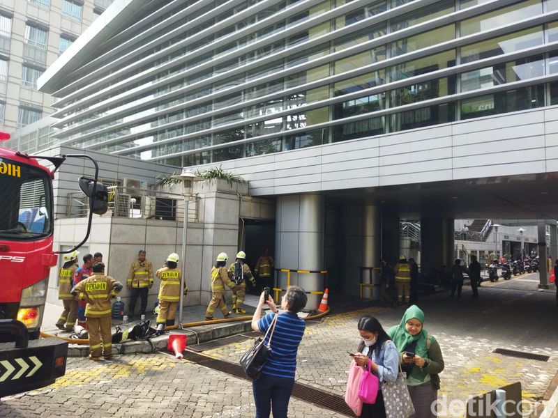 Kebakaran di gedung CIMB Niaga, Jl Jenderal Sudirman, Jaksel, 15 Juni 2024. (Kurniawan Fadilah/detikcom)