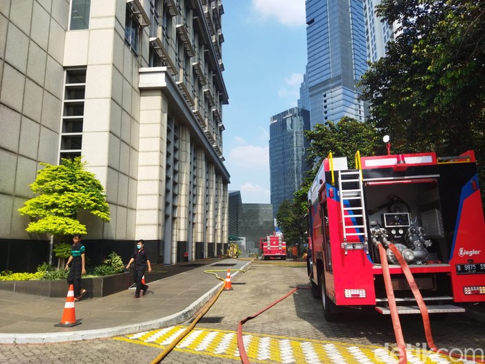 Kobaran Api Melalap Basemen Menara Graha CIMB Niaga di Jalan Sudirman