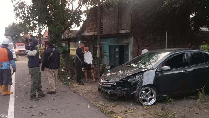 Mobil sedan tabrak pohon di jalan Jogja-Solo, Desa Bowan, Kecamatan Delanggu, Klaten.