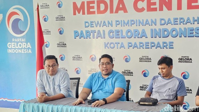 Ketua DPD Partai Gelora Kota Parepare, Asy’ari Abdullah (tengah).
