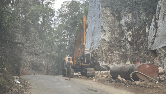 Kondisi Jalan Poros Maros-Bone di Kappang.