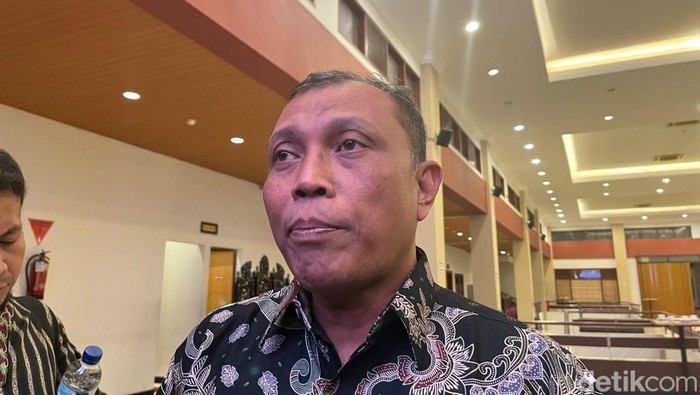 Ketua Komisi Pemilihan Umum (KPU) Provinsi Nusa Tenggara Barat (NTB) Khuwailid.
Foto: Helmy Akbar / detikBali