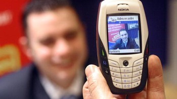 Nokia 6600 si gemuk yang jadi perhatian. Foto: Getty Images