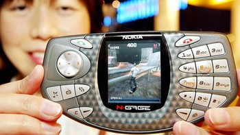 Nokia N Gage, pionir HP gaming. Foto: AFP via Getty Images/YOSHIKAZU TSUNO