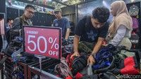 Mulai dari brand keperluan rumah tangga, makanan hingga kendaraan nampak meramaikan Jakarta Fair 2024. Tahun ini, pihak Jakarta Fair 2024 memberlakukan gratis masuk untuk pengunjung dengan kategori tertentu seperti anak dengan tinggi dibawah 100cm, lansia berusia 60 tahun ke atas, hingga TNI/Polri.