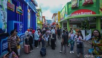 Warga beraktivitas di Jakarta Fair Kemayoran (JFK) atau Pekan Raya Jakarta (PRJ) 2024 berlangsung di JIEXPO Kemayoran, Sabtu (15/6/2024).