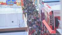 Foto dari atas menunjukkan ramainya pengunjung di area PRJ.