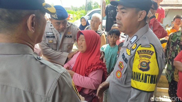 Maryam, kakak Abdulroni, saat mengetahui adiknya tewas tergantung di pohon.