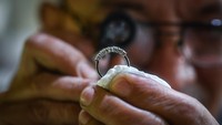 Harga pembuatan perhiasan tersebut di luar harga emas dan berlian, alias hanya harga pembuatannya saja. 