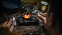 Dalam pembuatan perhiasan berbahan emas itu pelanggan yang berasal dari Jabodetabek dikenakan biaya Rp1 juta sampai Rp2 juta. 