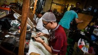 Pekerja membuat perhiasan dari emas putih di Pasar Baru, Jakarta, Jumat (14/6/2024).