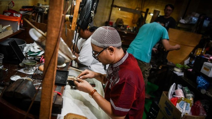 Melihat Pembuatan Perhiasan di Pasar Baru Jakarta Pekerja membuat perhiasan dari emas putih di Pasar Baru, Jakarta, Jumat (14/6/2024). Dalam pembuatan perhiasan berbahan emas itu pelanggan yang berasal dari Jabodetabek dikenakan biaya Rp1 juta sampai Rp2 juta di luar harga emas dan berlian. ANTARA FOTO/ Rivan Awal Lingga/rwa.