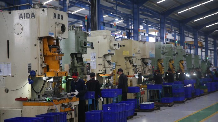Pekerja melakukan proses produksi di pabrik Cipta Perdana Lancar yang berfokus pada stamping dan assembling di Tangerang, Banten, Sabtu (15/6/2024). Perseroan berencana melepas 680 juta lembar saham atau maksimal 25 persen dari modal yang ditempatkan dengan target raihan dana initial public offering (IPO) mencapai Rp 71,4 miliar.