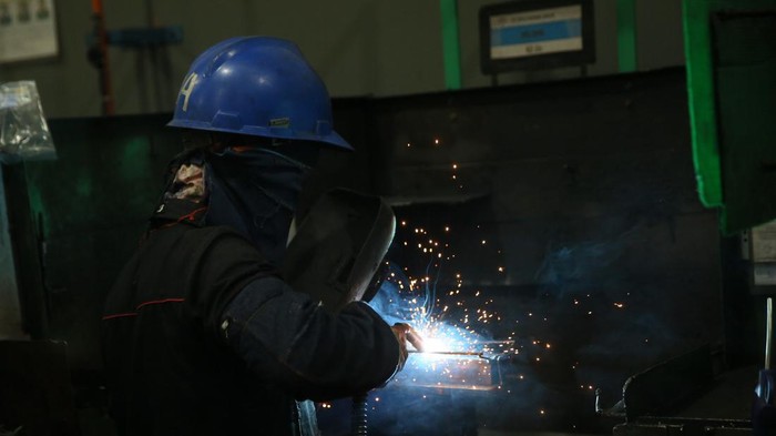Pekerja melakukan proses produksi di pabrik Cipta Perdana Lancar yang berfokus pada stamping dan assembling di Tangerang, Banten, Sabtu (15/6/2024). Perseroan berencana melepas 680 juta lembar saham atau maksimal 25 persen dari modal yang ditempatkan dengan target raihan dana initial public offering (IPO) mencapai Rp 71,4 miliar.