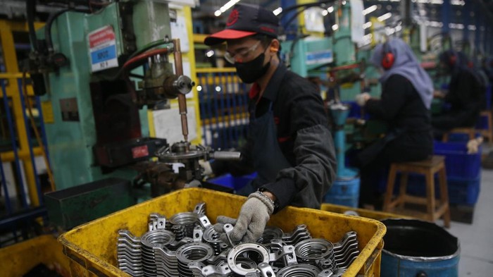 Pekerja melakukan proses produksi di pabrik Cipta Perdana Lancar yang berfokus pada stamping dan assembling di Tangerang, Banten, Sabtu (15/6/2024). Perseroan berencana melepas 680 juta lembar saham atau maksimal 25 persen dari modal yang ditempatkan dengan target raihan dana initial public offering (IPO) mencapai Rp 71,4 miliar.