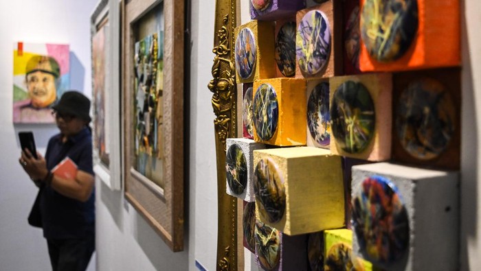 Pengunjung mengamati karya lukis dalam Pameran Archipelago di Museum Basoeki Abdullah, Jakarta, Jumat (14/6/2024). Komunitas Perupa Kota Tua menyelenggarakan pameran lukisan karya 20 perupa bertajuk Artchipelago yang mencerminkan semangat kebersamaan dan kebhinekaan dalam konteks global yang berlangsung hingga 30 Juni 2024. ANTARA FOTO/Sulthony Hasaanuddin/rwa.