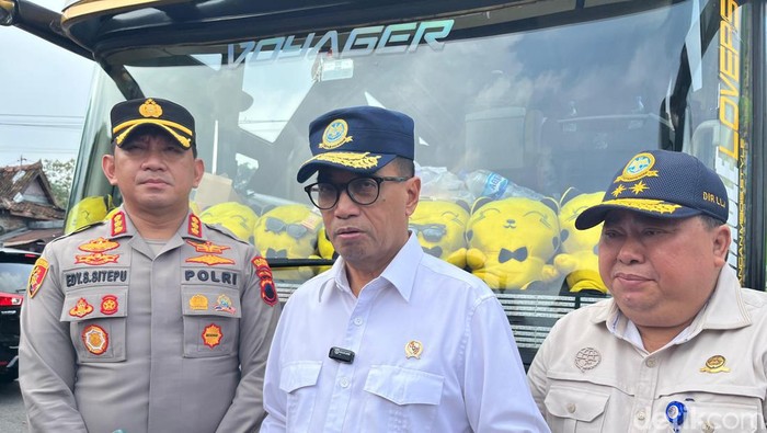 Menteri Perhubungan (Menhub) Budi Karya Sumadi melakukan inspeksi dadakan (sidak) ke Terminal Baturaden, di Kabupaten Banyumas, Jawa Tengah. Sidak ini dilakukan dalam rangka pengecekan opersional bus-bus pariwisata pada musim libur Lebaran Idul Adha.