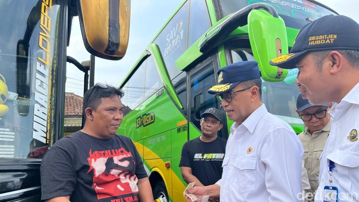 Menteri Perhubungan (Menhub) Budi Karya Sumadi melakukan inspeksi dadakan (sidak) ke Terminal Baturaden, di Kabupaten Banyumas, Jawa Tengah. Sidak ini dilakukan dalam rangka pengecekan opersional bus-bus pariwisata pada musim libur Lebaran Idul Adha.
