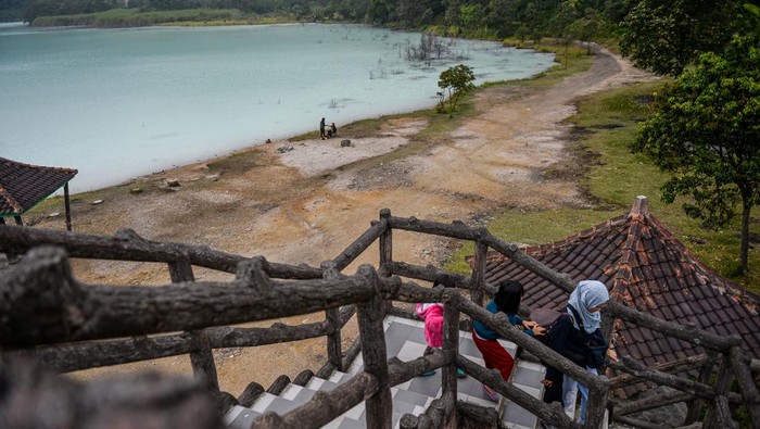 Menikmati Liburan di Talaga Bodas Garut Wisatawan menikmati pemandangan Kawah Talaga Bodas di Kabupaten Garut, Jawa Barat, Sabtu (15/6/2024). Pengelola kawasan wisata Kawah Talaga Bodas menyatakan, pada hari pertama libur panjang Idul Adha 1445 H wisata di Talaga Bodas masih terpantau sepi dan diperkirakan lonjakan pengunjung akan terjadi pada Senin (17/6/2024) dan Selasa (18/6/2024). ANTARA FOTO/Raisan Al Farisi/aww.