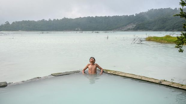 Wisatawan menikmati pemandangan Kawah Talaga Bodas di Kabupaten Garut, Jawa Barat, Sabtu (15/6/2024). Pengelola kawasan wisata Kawah Talaga Bodas menyatakan, pada hari pertama libur panjang Idul Adha 1445 H wisata di Talaga Bodas masih terpantau sepi dan diperkirakan lonjakan pengunjung akan terjadi pada Senin (17/6/2024) dan Selasa (18/6/2024). ANTARA FOTO/Raisan Al Farisi/aww.