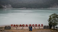 Pengelola kawasan wisata Kawah Talaga Bodas menyatakan, pada hari pertama libur panjang Idul Adha 1445 H wisata di Talaga Bodas masih terpantau sepi. 