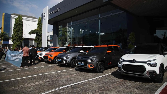 Tan Kim Piauw (Chief Executive Officer PT Indomobil National Distributor)  Santiko Wardoyo (CEO dealer Citroën) menyerahkan kunci mobil listrik The New Citroen E-C3 All Electric  secara simbolis kepada pembeli di  Citroen Experiencr Center, kawasan PIK, Jakarta Utara, Jumat (14/6/2024).