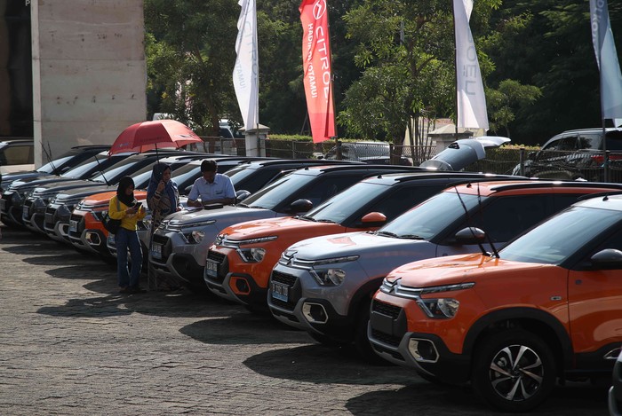 Tan Kim Piauw (Chief Executive Officer PT Indomobil National Distributor)  Santiko Wardoyo (CEO dealer Citroën) menyerahkan kunci mobil listrik The New Citroen E-C3 All Electric  secara simbolis kepada pembeli di  Citroen Experiencr Center, kawasan PIK, Jakarta Utara, Jumat (14/6/2024).