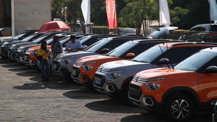 Tan Kim Piauw (Chief Executive Officer PT Indomobil National Distributor)  Santiko Wardoyo (CEO dealer Citroën) menyerahkan kunci mobil listrik The New Citroen E-C3 All Electric  secara simbolis kepada pembeli di  Citroen Experiencr Center, kawasan PIK, Jakarta Utara, Jumat (14/6/2024).