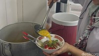 Penjual mengaku dalam sehari bisa menjual puluhan porsi soto. Jam paling ramai adalah ketika makan siang.