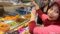 Penjual Ayam Bakar Joni mengatakan di tempatnya bahkan ada paket nasi Rp 10 ribu. Paket ini sudah termasuk 2 macam sayur dan sambal.