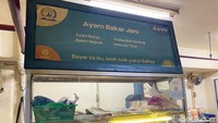 Di kantin P3, tersedia area merokok. Lalu pilihan tenant makanan yang ramai salah satunya Ayam Bakar Joni.