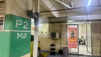 Salah satu yang paling ramai berlokasi di P2-M2. Dari lift, kamu bisa mengarah ke kiri dan bangunan kantin terlihat berada di pojok.