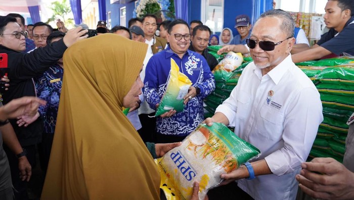Momen Mendag Zulhas Cek Harga dan Ketersediaan Bahan Pokok di Bengkulu Jelang Idul Adha, Menteri Perdagangan Zulkifli Hasan (Zulhas) mengatakan harga bahan pokok di Pasar Jangkar Mas Bengkulu cenderung masih stabil. Meskipun begitu, dia mengakui ada sejumlah komoditas yang mengalami kenaikan.