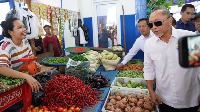 Momen Mendag Zulhas Cek Harga dan Ketersediaan Bahan Pokok di Bengkulu Jelang Idul Adha, Menteri Perdagangan Zulkifli Hasan (Zulhas) mengatakan harga bahan pokok di Pasar Jangkar Mas Bengkulu cenderung masih stabil. Meskipun begitu, dia mengakui ada sejumlah komoditas yang mengalami kenaikan.
