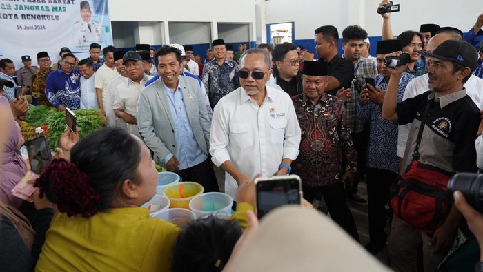 Momen Mendag Zulhas Cek Harga dan Ketersediaan Bahan Pokok di Bengkulu Jelang Idul Adha, Menteri Perdagangan Zulkifli Hasan (Zulhas) mengatakan harga bahan pokok di Pasar Jangkar Mas Bengkulu cenderung masih stabil. Meskipun begitu, dia mengakui ada sejumlah komoditas yang mengalami kenaikan.