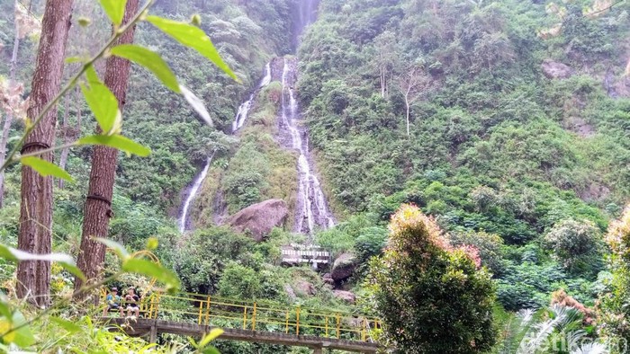 Panorama Curug Gunung Putri di Desa Cepedak, Kecamatan Bruno, Purworejo, Sabtu (15/6/2024).
