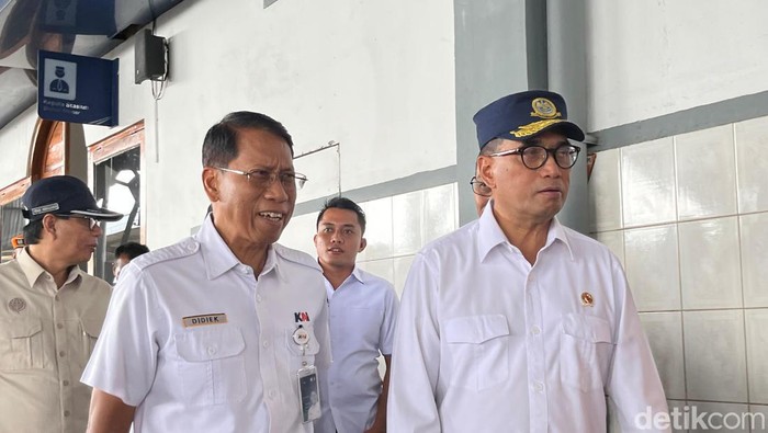 Menteri Perhubungan (Menhub) Budi Karya Sumadi melalukan pemantauan pergerakan penumpang di sejumlah stasiun kereta api selama musim libur Idul Adha. Ada tiga stasiun yang dikunjungi, mulai dari Stasiun Purwokerto, Stasiun Kroya, dan Stasiun Tegal.