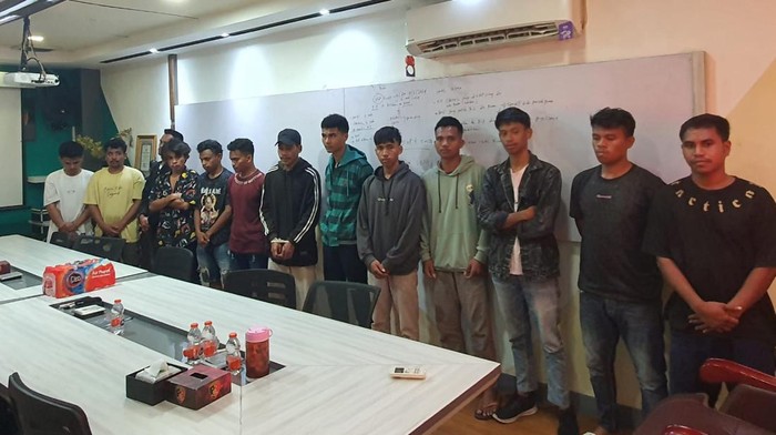 Para mahasiswa yang diamankan karena diduga melakukan perusakan kos di Malang
