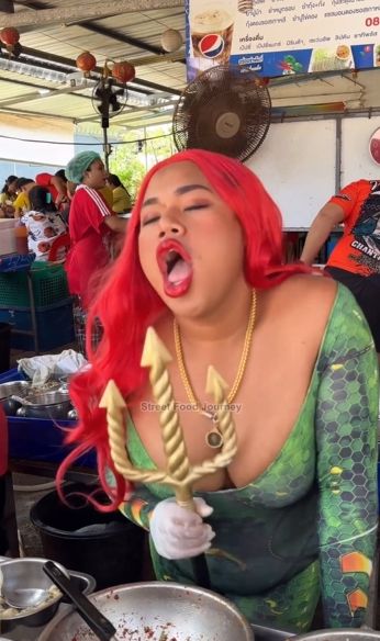 Nyentrik! Penjual Tiram Cosplay Jadi Ariel Putri Duyung yang Seksi