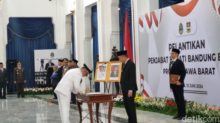 Pelantikan Pj Bupati Bandung Barat di Gedung Sate, Kota Bandung.