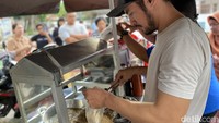 Penjualnya adalah Hasan, yang sudah 4 tahun berjualan pempek bersama istri di kawasan Tanjung Duren, Jakarta Barat. Foto: detikcom