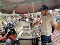 Antre Panjang Demi Cicip Pempek Bangka yang Penjualnya Mirip David Beckham