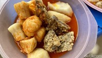 Dalam sehari Hasan hanya membawa sebanyak 800 buah pempek untuk dijual. Karena antrean panjang, dalam waktu 1 jam pempeknya sudah ludes terjual. Foto: detikcom