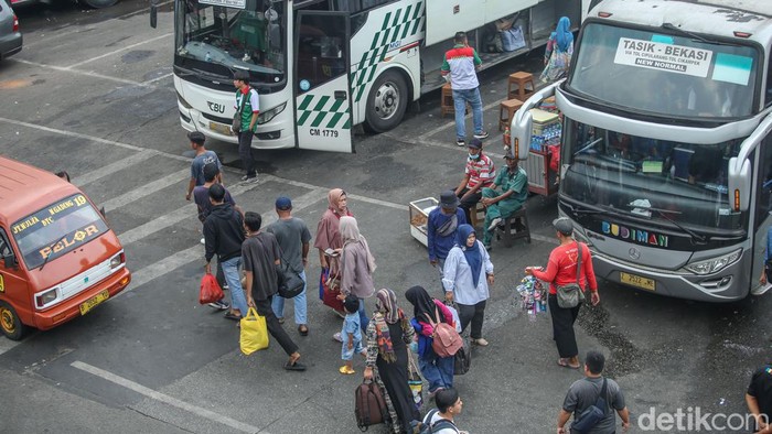 Penampakan Terminal Bekasi Ramai Pemudik Libur Panjang Idul Adha Jelang libur panjang hari raya Idul Adha sejumlah warga mulai bergegas untuk pulang kampung atau bepergian, hal itu terlihat di Terminal Bekasi begini potretnya, Sabtu (15/6/2024).