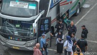 Kepadatan di Terminal Bekasi sudah terasa bahkan sejak pagi hari.