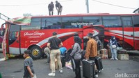Mereka turut membawa barang bawaan yang dibungkus kardus, tas, hingga koper.