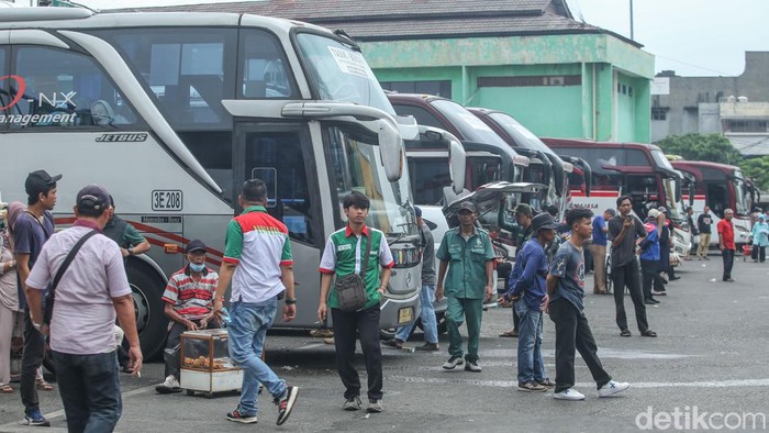 Penampakan Terminal Bekasi Ramai Pemudik Libur Panjang Idul Adha Jelang libur panjang hari raya Idul Adha sejumlah warga mulai bergegas untuk balik kampung atau bepergian, hal itu terlihat di Terminal Bekasi begini potretnya, Sabtu (15/6/2024).